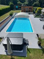 Bazén v ubytovaní Chalet 2 personnes avec jacuzzi et piscine saisonnière partagée alebo v jeho blízkosti