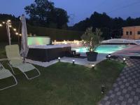 Bazén v ubytovaní Chalet 2 personnes avec jacuzzi et piscine saisonnière partagée alebo v jeho blízkosti