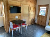 Televízia a/alebo spoločenská miestnosť v ubytovaní Chalet 2 personnes avec jacuzzi et piscine saisonnière partagée