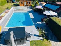 Bazén v ubytovaní Chalet 2 personnes avec jacuzzi et piscine saisonnière partagée alebo v jeho blízkosti