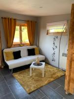 Posedenie v ubytovaní Chalet 2 personnes avec jacuzzi et piscine saisonnière partagée