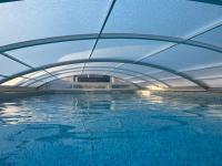 Bazén v ubytovaní Chalet 2 personnes avec jacuzzi et piscine saisonnière partagée alebo v jeho blízkosti