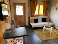 Posedenie v ubytovaní Chalet 2 personnes avec jacuzzi et piscine saisonnière partagée