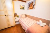 Postel nebo postele na pokoji v ubytování Rustic Poble Sec Apartment