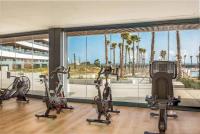 Fitness centrum a/nebo fitness zařízení v ubytování Luxury complex beachfront apartment, infinity pool, sauna, gym and large terrace