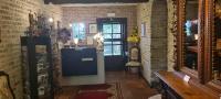 einen Flur mit blauer Tür in einem Zimmer in der Unterkunft Hotel Landhuis &#39;t Wilgenerf in Ypern