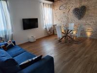 Televízia a/alebo spoločenská miestnosť v ubytovaní Ca' Monica Apartment