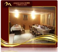 Un comedor con una mesa y sillas. en Blyan Family Hotel, en Chiflik