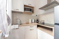 Kuchyňa alebo kuchynka v ubytovaní Mazzini 12, Elegant Central Apartment with Free Private Garage 800 m, Air Conditioning, Wi-Fi, Just 100 m from the Public Beach