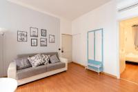 Posedenie v ubytovaní Mazzini 12, Elegant Central Apartment with Free Private Garage 800 m, Air Conditioning, Wi-Fi, Just 100 m from the Public Beach