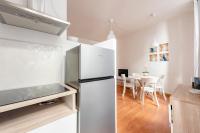 Kuchyňa alebo kuchynka v ubytovaní Mazzini 12, Elegant Central Apartment with Free Private Garage 800 m, Air Conditioning, Wi-Fi, Just 100 m from the Public Beach