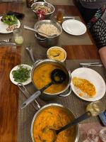 casaJOMO Art, Food & Music B&B في ريو دي جانيرو: طاولة مع أطباق من الطعام وأطباق من الطعام