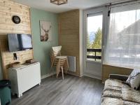 Telewizja i/lub zestaw kina domowego w obiekcie RISOUL 1850 - Appart' 4 personnes ski aux pieds