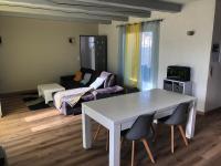 sala de estar con mesa blanca y sofá en Maison avec jacuzzi, en Istres