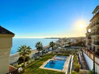 Bazén v ubytovaní Stunning direct sea views 2 bed apartment at Balcon de Benamádena by Solrentspain Stays alebo v jeho blízkosti