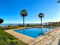 Bazén v ubytovaní Stunning direct sea views 2 bed apartment at Balcon de Benamádena by Solrentspain Stays alebo v jeho blízkosti