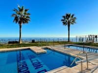 Bazén v ubytovaní Stunning direct sea views 2 bed apartment at Balcon de Benamádena by Solrentspain Stays alebo v jeho blízkosti