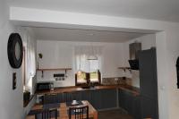 Kuchnia lub aneks kuchenny w obiekcie Willa Vita - Apartment z kominkiem i dużym tarasem, Sauna, Jacuzzi, Altana z Grill, z możliwością wynajmu dotakowych pokoi - Schönes Appartement mit Kamin und großer Terrasse, Sauna, Jacuzzi, Pavilion mit Grill und der Option zusätzliche Zimmer zu mieten