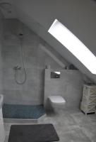 Łazienka w obiekcie Willa Vita - Apartment z kominkiem i dużym tarasem, Sauna, Jacuzzi, Altana z Grill, z możliwością wynajmu dotakowych pokoi - Schönes Appartement mit Kamin und großer Terrasse, Sauna, Jacuzzi, Pavilion mit Grill und der Option zusätzliche Zimmer zu mieten