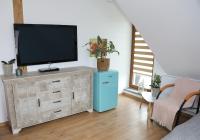 Telewizja i/lub zestaw kina domowego w obiekcie Willa Vita - Apartment z kominkiem i dużym tarasem, Sauna, Jacuzzi, Altana z Grill, z możliwością wynajmu dotakowych pokoi - Schönes Appartement mit Kamin und großer Terrasse, Sauna, Jacuzzi, Pavilion mit Grill und der Option zusätzliche Zimmer zu mieten