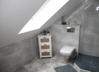 Łazienka w obiekcie Willa Vita - Apartment z kominkiem i dużym tarasem, Sauna, Jacuzzi, Altana z Grill, z możliwością wynajmu dotakowych pokoi - Schönes Appartement mit Kamin und großer Terrasse, Sauna, Jacuzzi, Pavilion mit Grill und der Option zusätzliche Zimmer zu mieten