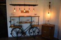 een fiets op een plank in een verlichte kamer bij Cascina Tre Botti in Agliano Terme
