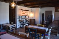 een restaurant met tafels en stoelen en een fiets op de achtergrond bij Cascina Tre Botti in Agliano Terme