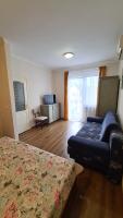 A bed or beds in a room at Gabi Apartman