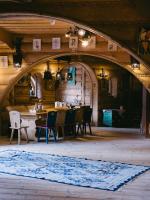 Habitación con mesa, sillas y alfombra. en Pokoje Javorina, en Zakopane