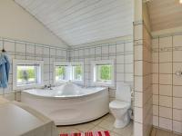 Koupelna v ubytování Holiday Home Dyrken - 200m from the sea by Interhome