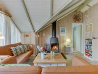 Posezení v ubytování Holiday Home Hjalmine - 250m from the sea by Interhome