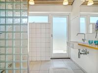 Koupelna v ubytování Holiday Home Tinea - 50m from the sea by Interhome