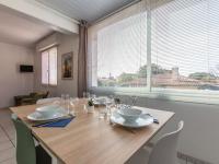 Telewizja i/lub zestaw kina domowego w obiekcie Apartment La Louisiane by Interhome