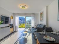 Kuchnia lub aneks kuchenny w obiekcie Apartment Les Villas du Men Du-3 by Interhome