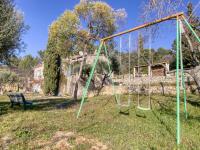Plac zabaw dla dzieci w obiekcie Holiday Home Le Mas de la Poterie by Interhome