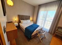 Un dormitorio con una cama y una ventana grande. en Hotel Albergaria Borges, en Chaves