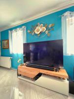 Televízia a/alebo spoločenská miestnosť v ubytovaní Villa Volcera