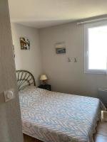 Łóżko lub łóżka w pokoju w obiekcie SAMARIA VILLAGE Magnifique appartement 8 personnes Rochelongue Cap d'Agde