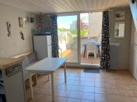 Kuchnia lub aneks kuchenny w obiekcie SAMARIA VILLAGE Magnifique appartement 8 personnes Rochelongue Cap d'Agde