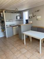 Kuchnia lub aneks kuchenny w obiekcie SAMARIA VILLAGE Magnifique appartement 8 personnes Rochelongue Cap d'Agde