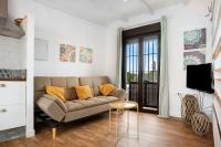 una sala de estar con un sofá y una mesa en Estudio Clara 1, en Conil de la Frontera