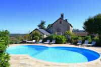 Basen w obiekcie Beautifully renovated Farmhouse with private pool lub w pobliżu