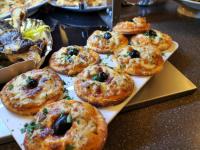 Una bandeja de donas con aceitunas sobre una mesa. en Melissa Hotel, en Orán