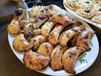 un plato de comida en una mesa con platos de comida en Melissa Hotel, en Orán