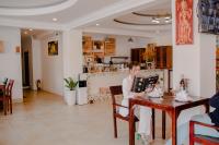 uma mulher sentada numa mesa numa sala em White Corner Hotel em Phnom Penh