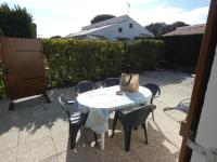 Patio alebo iná vonkajšia časť ubytovania Maison 30m² avec piscine, terrasse, vélos, proche plage - Notre-Dame-de-Monts - FR-1-540-186