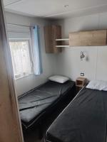 Łóżko lub łóżka w pokoju w obiekcie Mobil home 40 m2 camping 4*