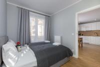 Posteľ alebo postele v izbe v ubytovaní Apartment with Parking 500 m from The Sea by Noclegi Renters