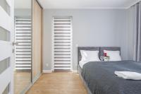Posteľ alebo postele v izbe v ubytovaní Apartment with Parking 500 m from The Sea by Noclegi Renters