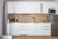 Kuchyňa alebo kuchynka v ubytovaní Apartment with Parking 500 m from The Sea by Noclegi Renters